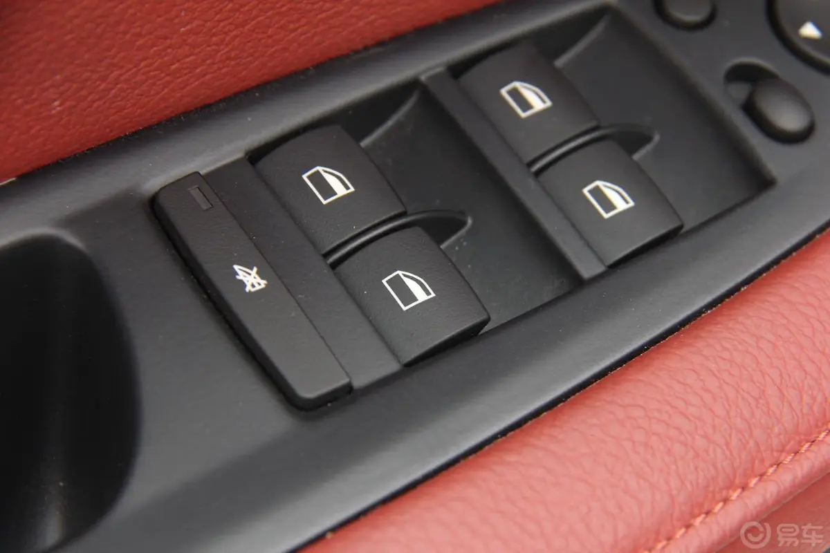 宝马X6xDrive35i 中东版车窗升降键