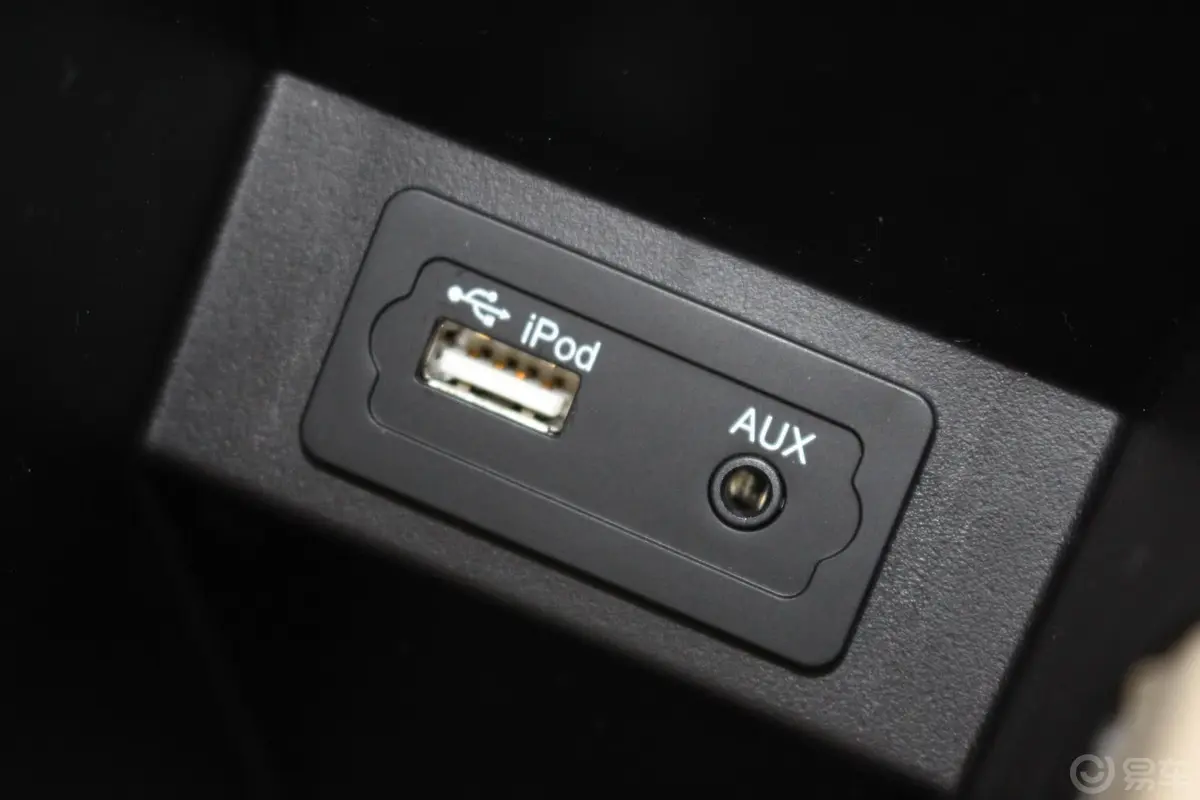 艾瑞泽71.6L CVT 致享版USB接口