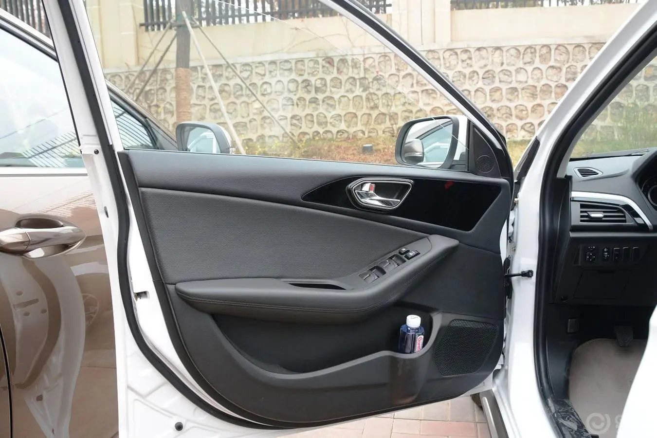 V6菱仕CROSS 1.5T 手动 智控版驾驶员侧车门内门板
