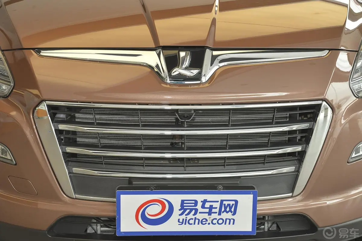 大7 SUV2.2T 自动 两驱 智慧型前格栅侧俯拍