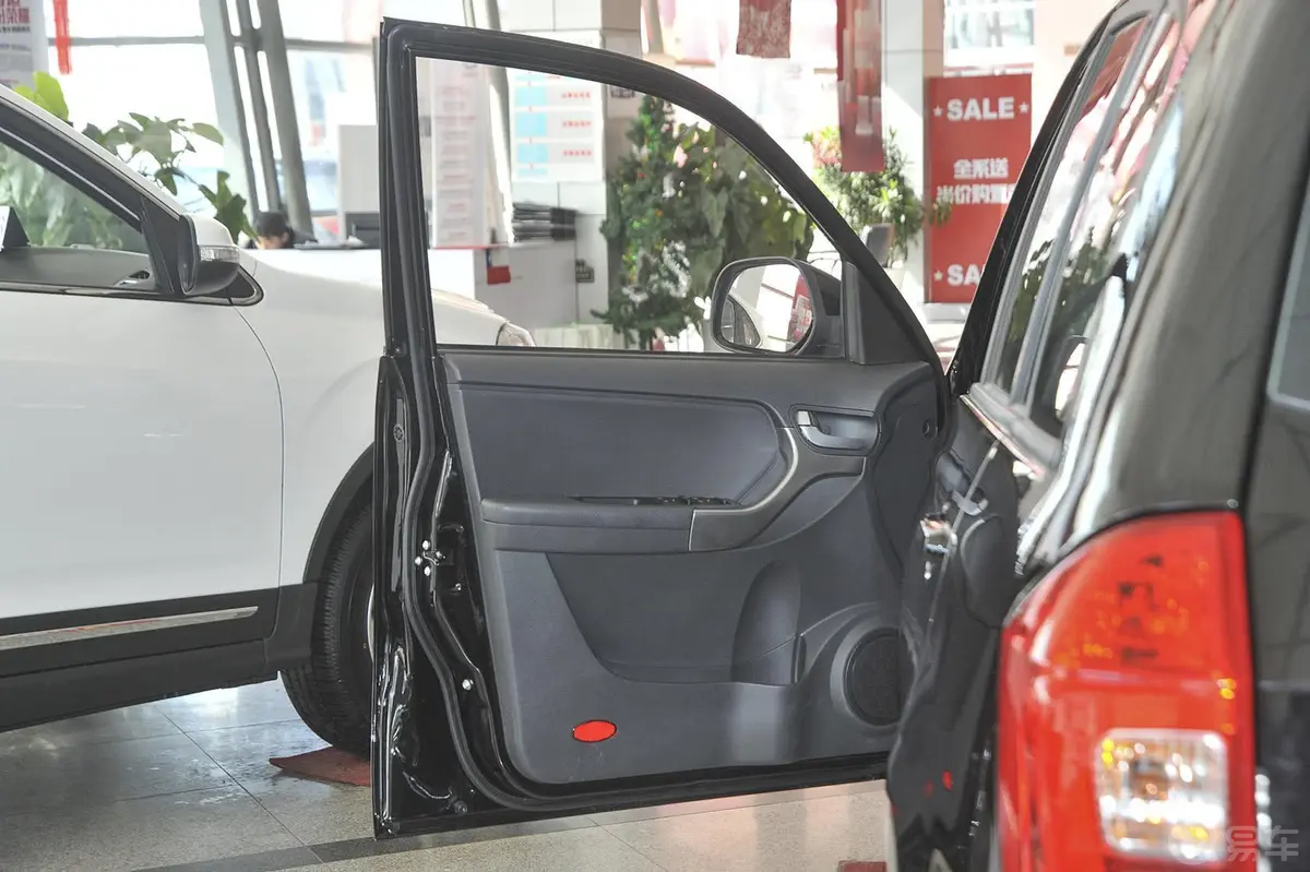 瑞虎31.6L 手动  智尚型驾驶员侧车门内门板