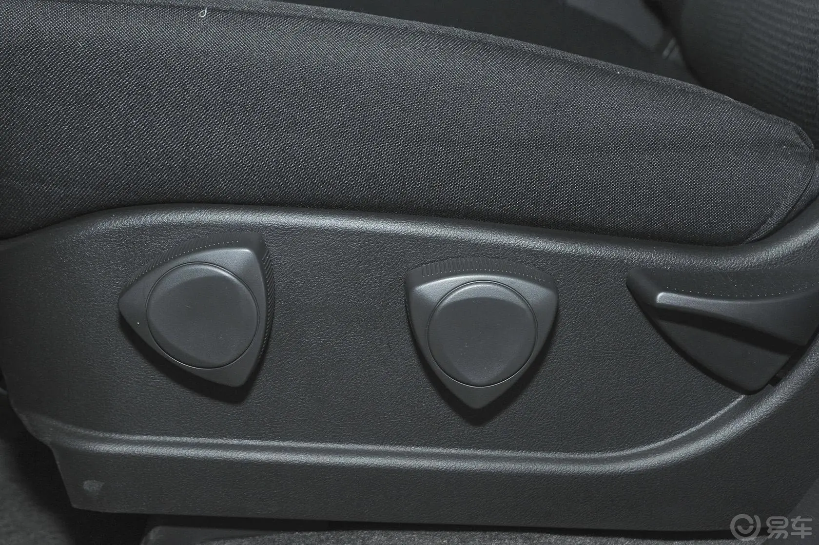 荣威W51.8T 自动 两驱 胜域特装版座椅调节键