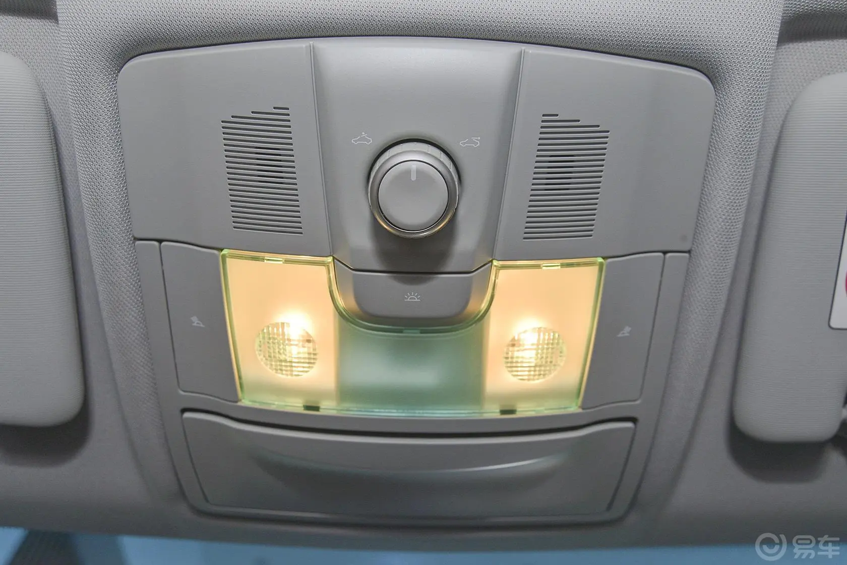 荣威550550D 1.8T 手动 品逸版前排车顶中央控制区