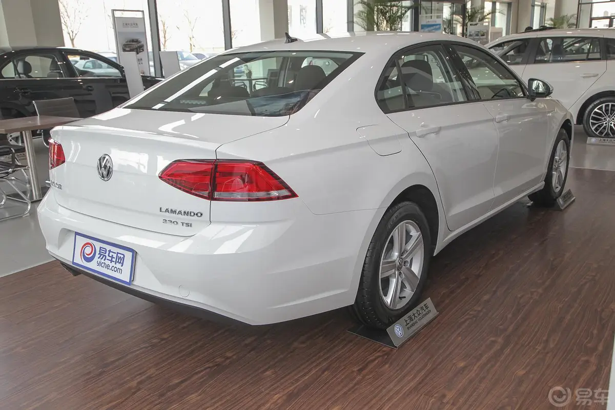 凌渡1.4T DSG 230TSI 风尚版侧后45度车头向右水平