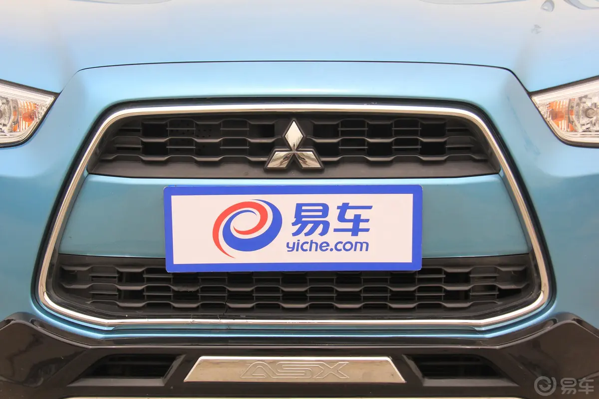 劲炫2.0L CVT 四驱旗舰版前格栅侧俯拍