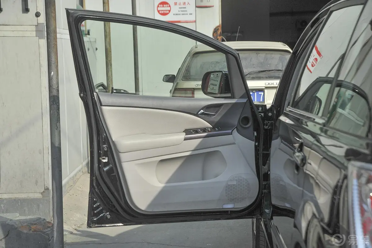 比亚迪e6豪华型(北京版)驾驶员侧车门内门板