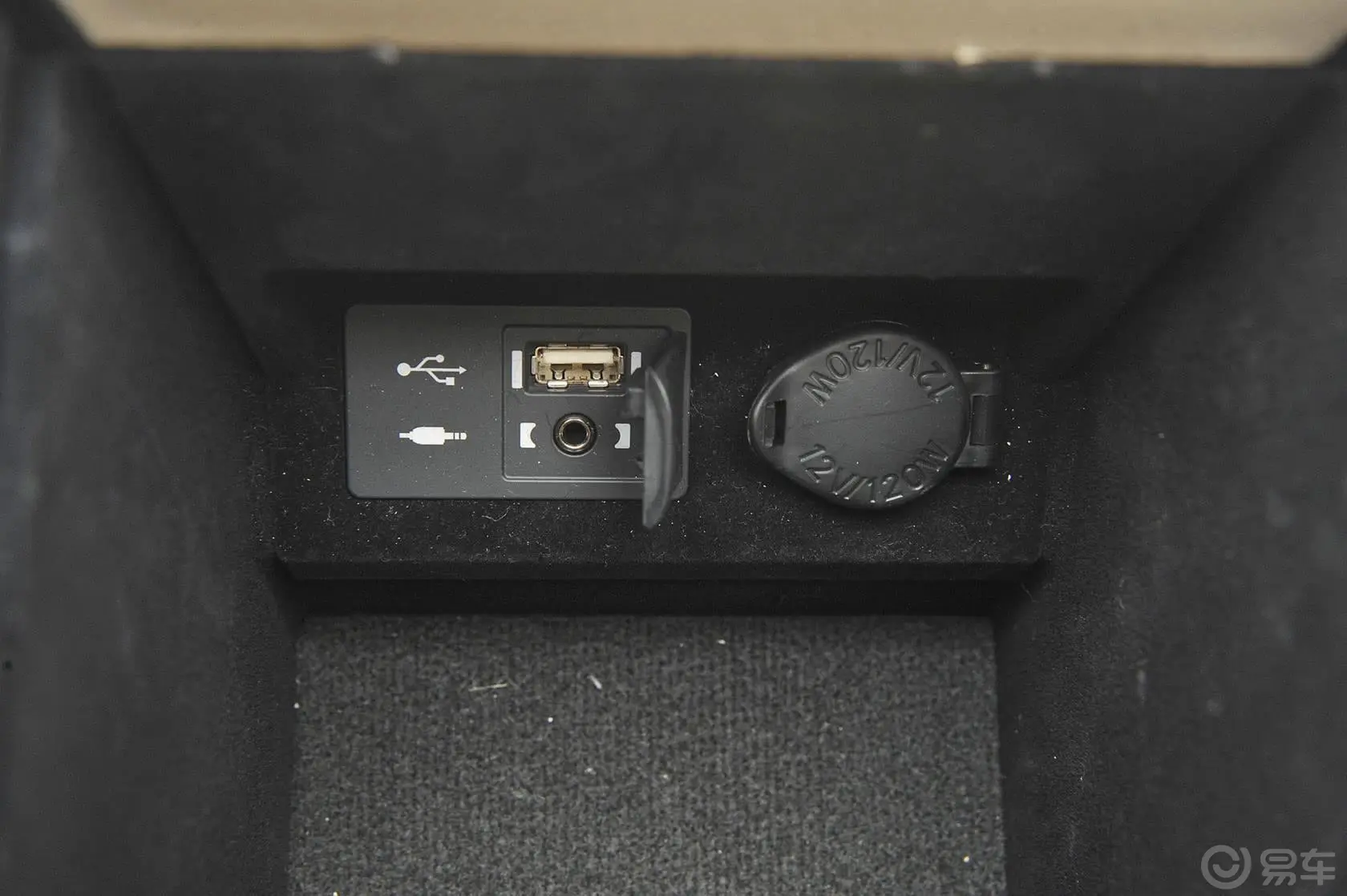 雷克萨斯ES300h 豪华版USB接口