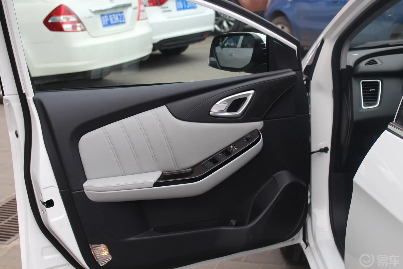 纳51.8T 自动 智慧型驾驶员侧车门内门板