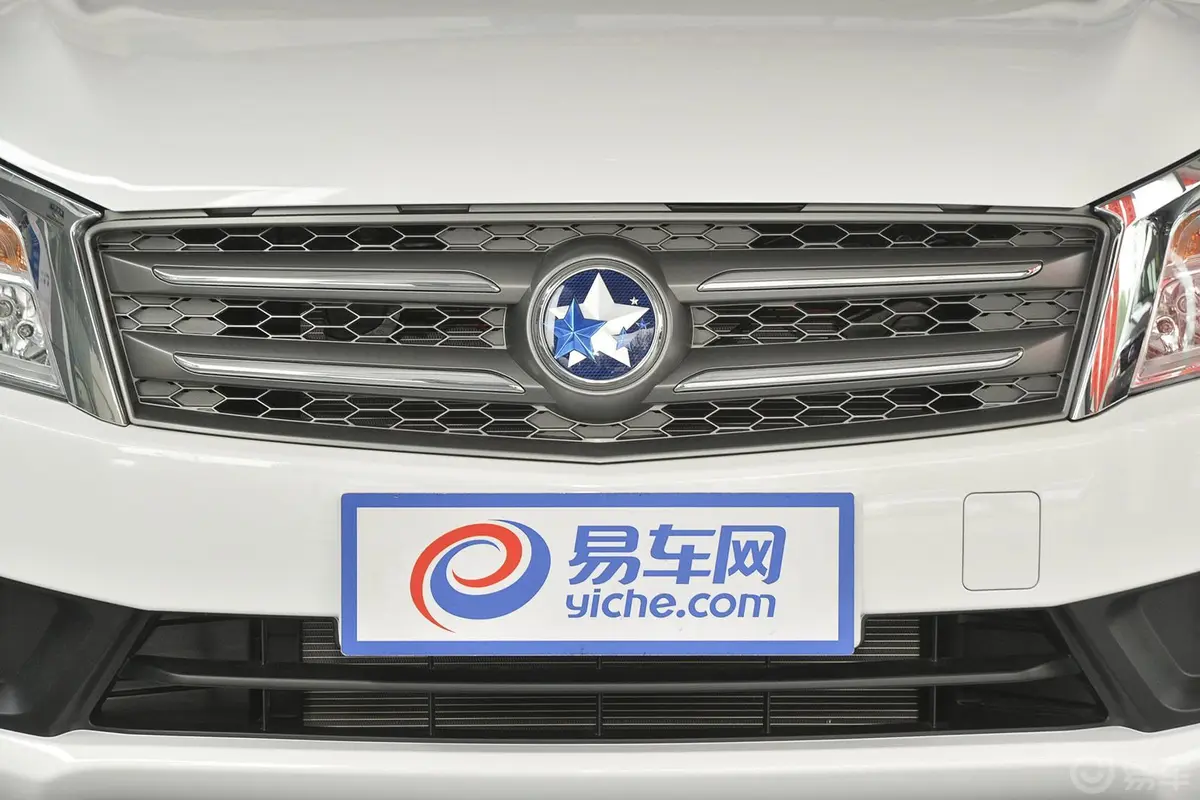 启辰T702.0L CVT 睿趣版前格栅侧俯拍