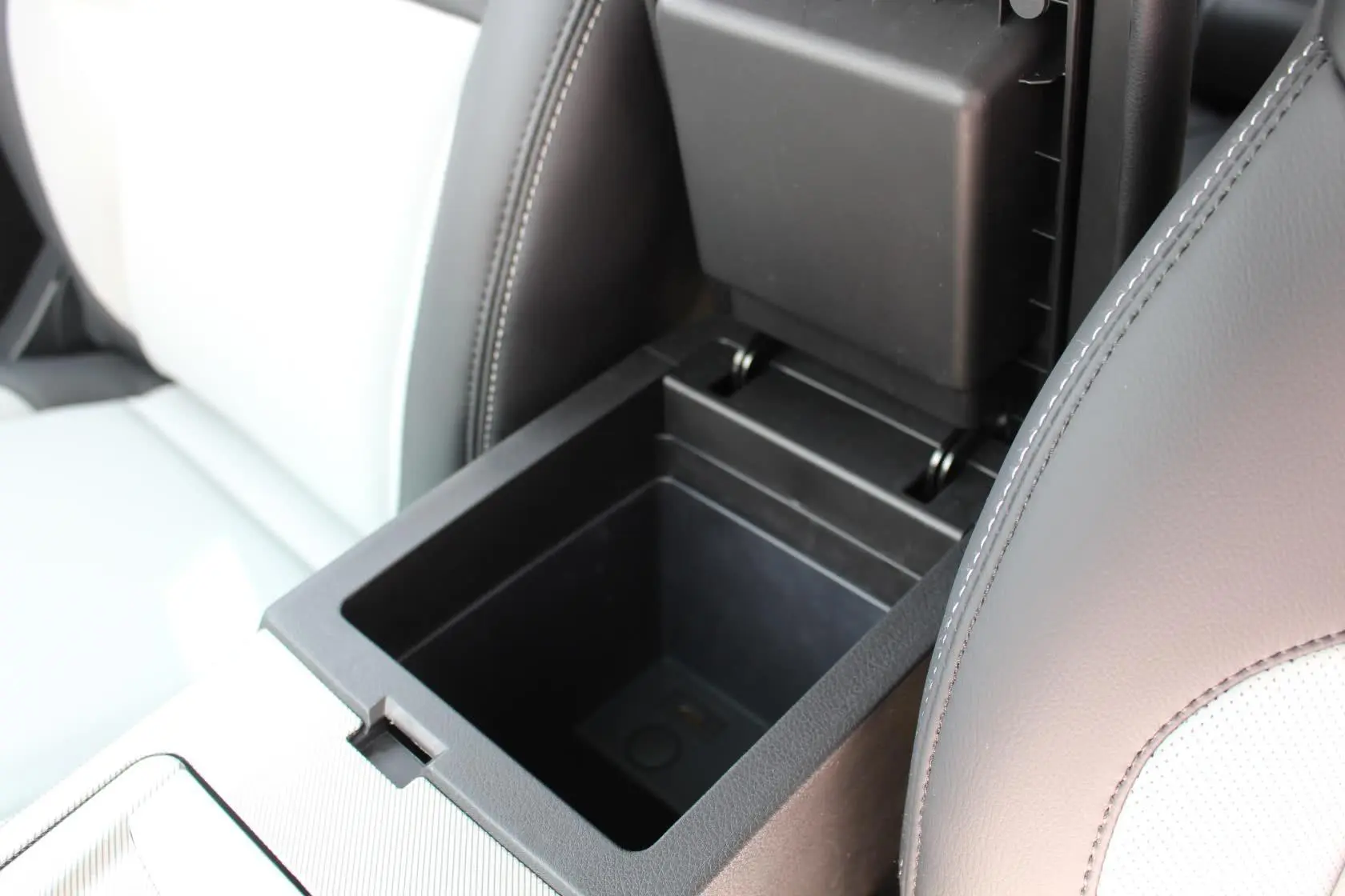 优6 SUV1.8T 智尊型前排中央扶手箱空间