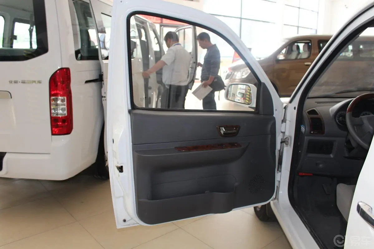 迷迪1.5L 宜商版 基本型 国IV版 4G15驾驶员侧车门内门板