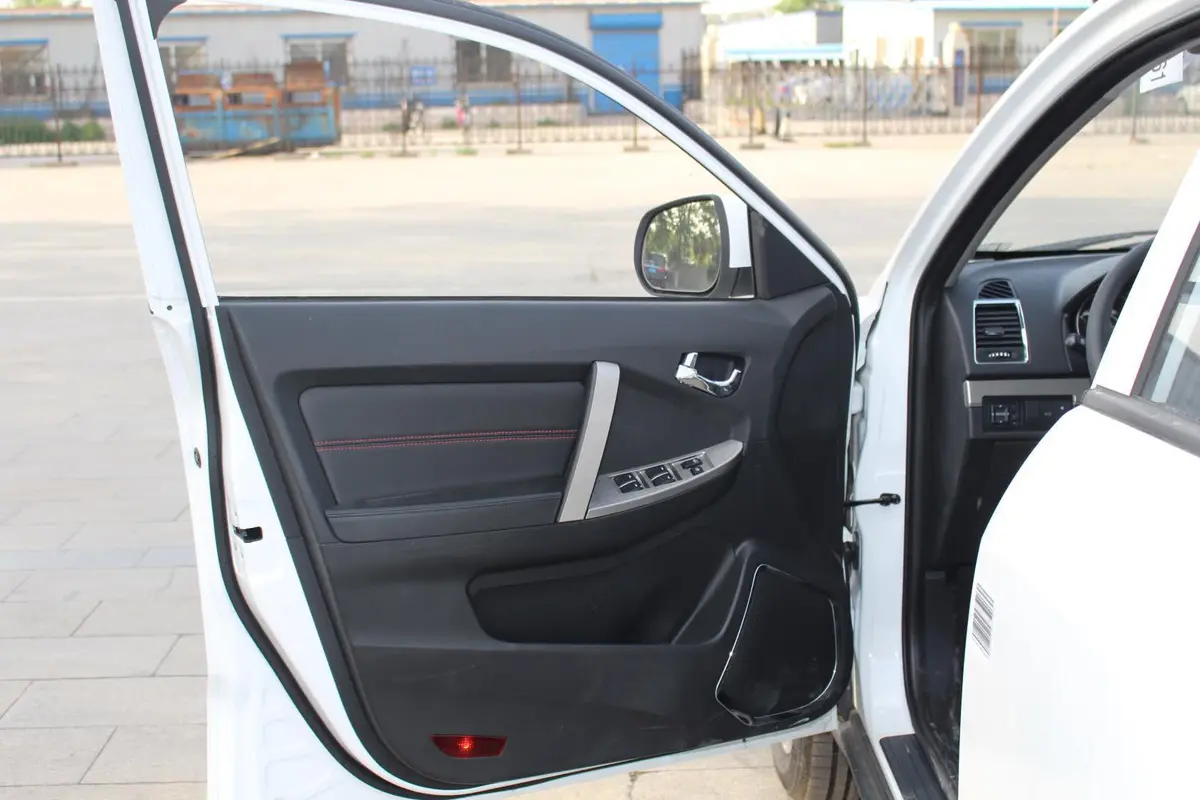 吉利GX7经典版 1.8L 手动  精英型 国Ⅳ驾驶员侧车门内门板