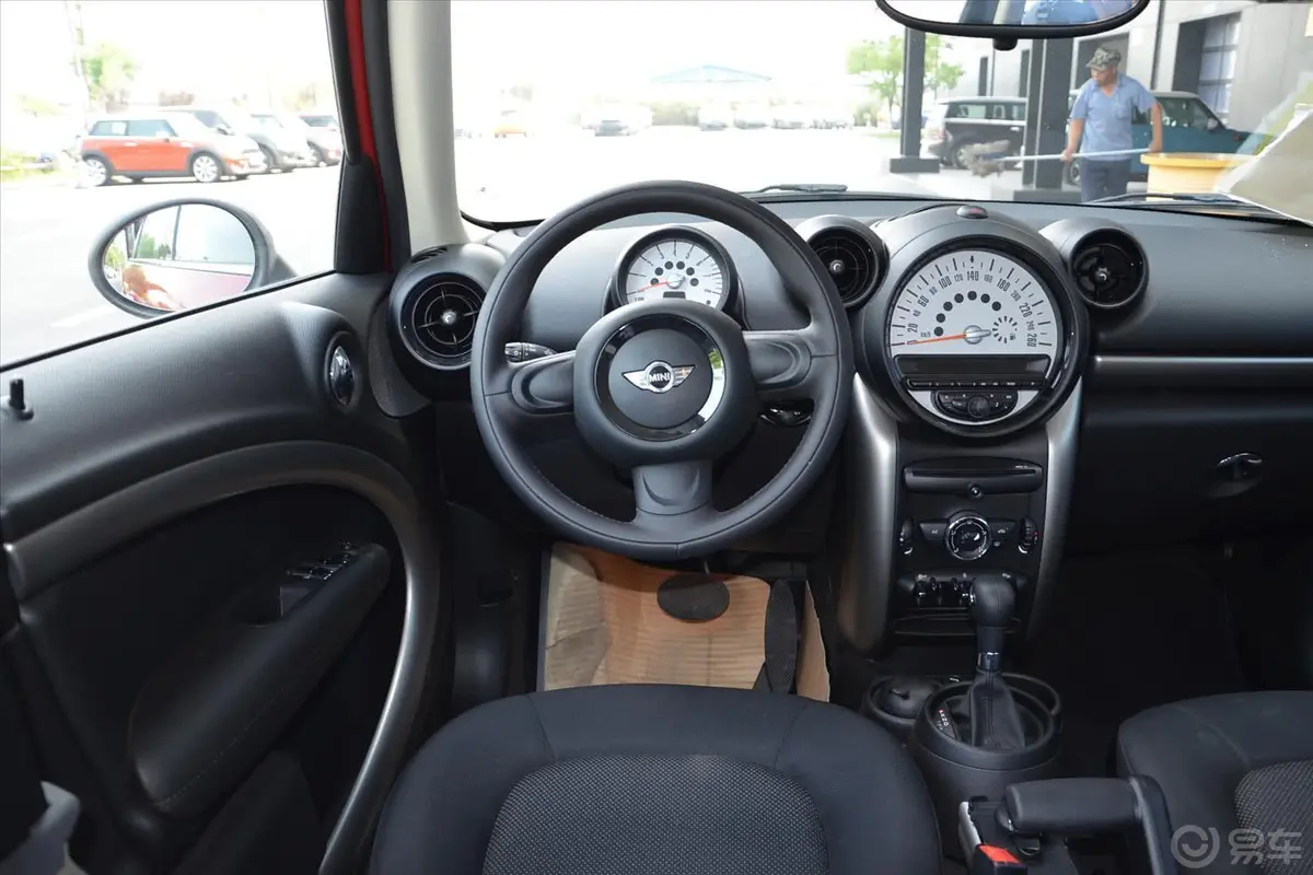 MINI COUNTRYMAN1.6L ONE驾驶位区域