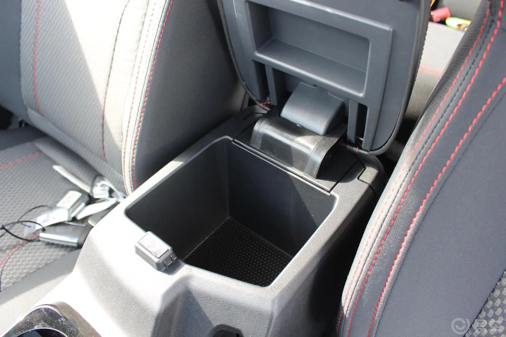 吉利GX7运动版 2.0L 自动 豪华型前排中央扶手箱空间