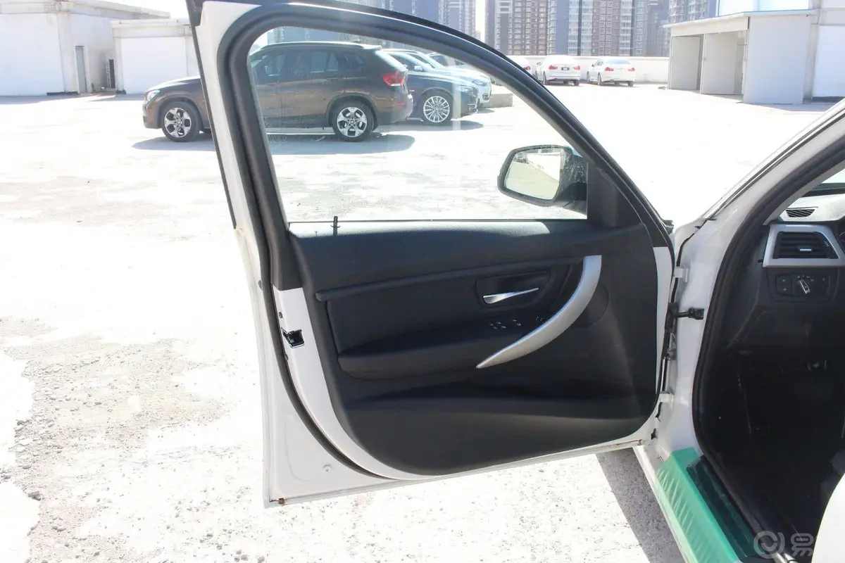 宝马3系320Li 时尚型 超悦版驾驶员侧车门内门板