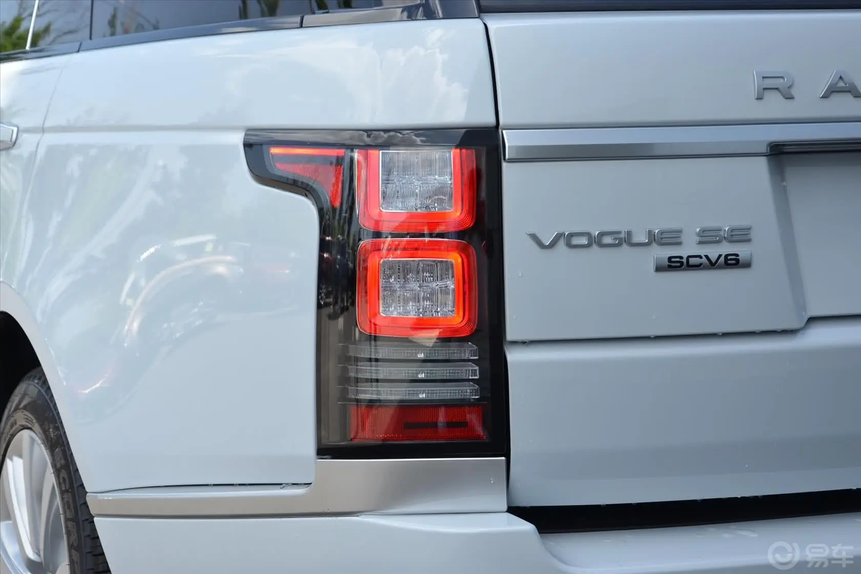 揽胜3.0L V6 SC Vogue SE 创世加长版尾灯侧45度俯拍