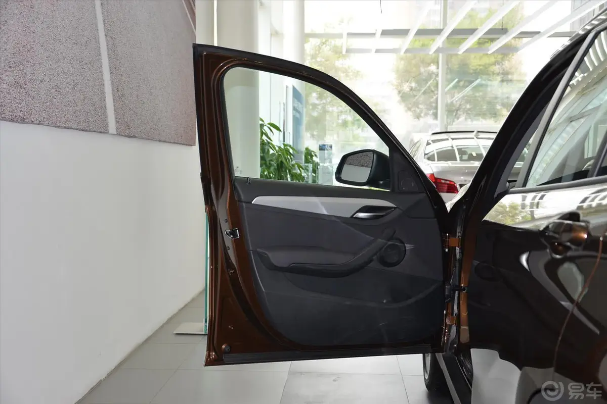宝马X1xDrive20i 时尚型驾驶员侧车门内门板