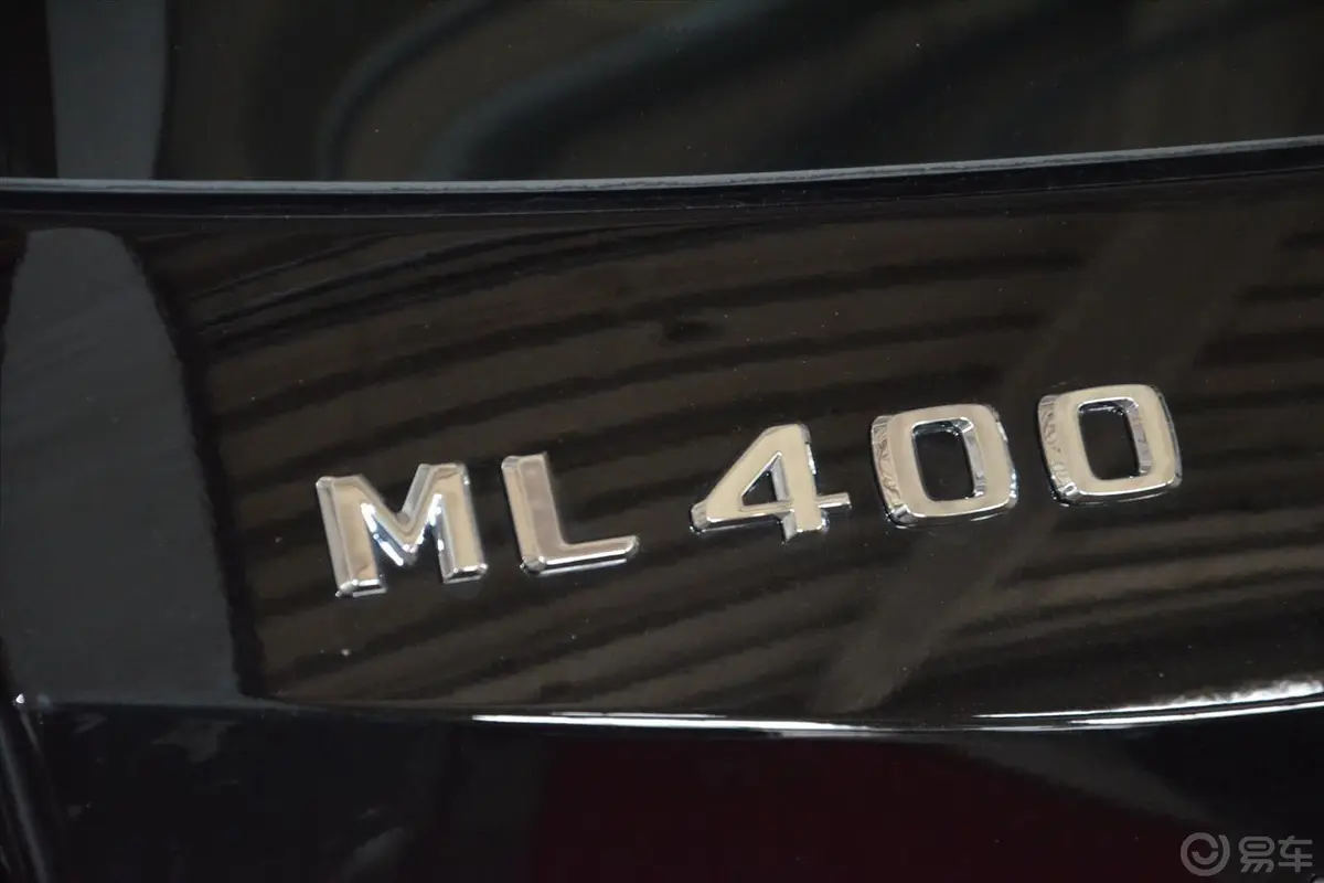 奔驰M级ML400 4MATIC 动感型尾标