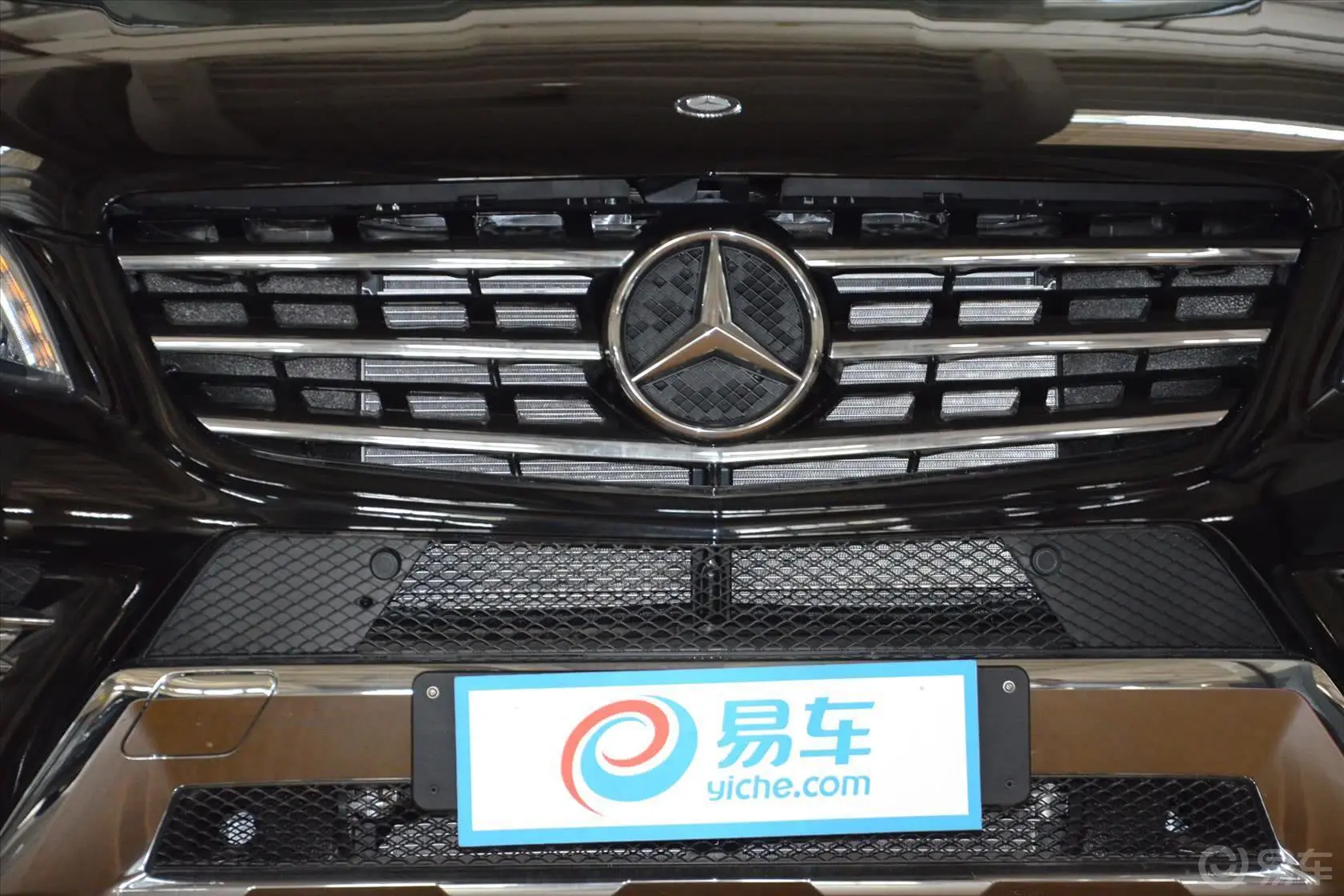 奔驰M级ML400 4MATIC 动感型前格栅侧俯拍