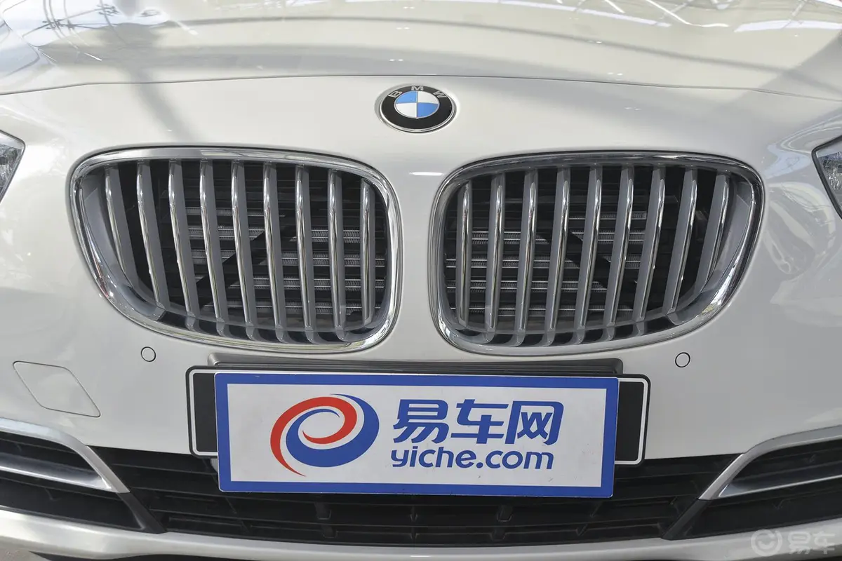 宝马5系GT535i 豪华型前格栅侧俯拍