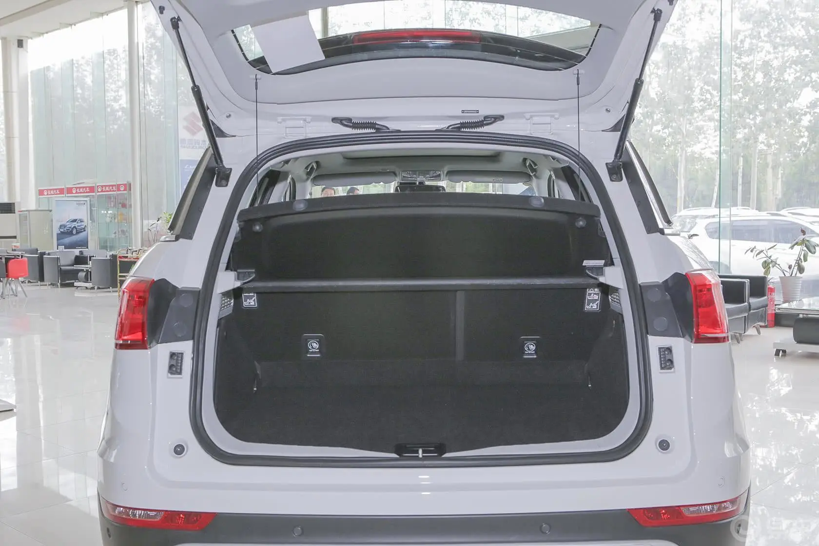 哈弗H6 Coupe2.0T 手动 两驱 尊贵版行李箱空间