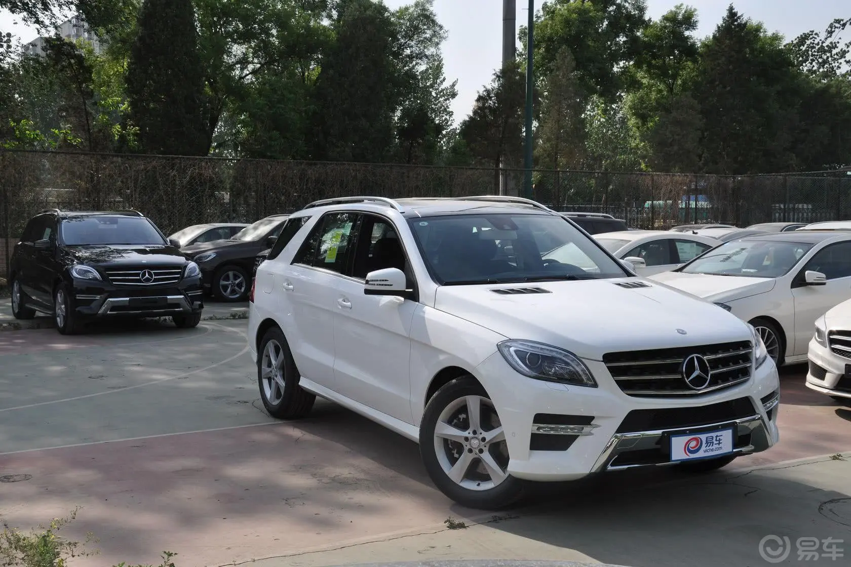 奔驰M级ML400 4MATIC 动感型侧前45度车头向右水平