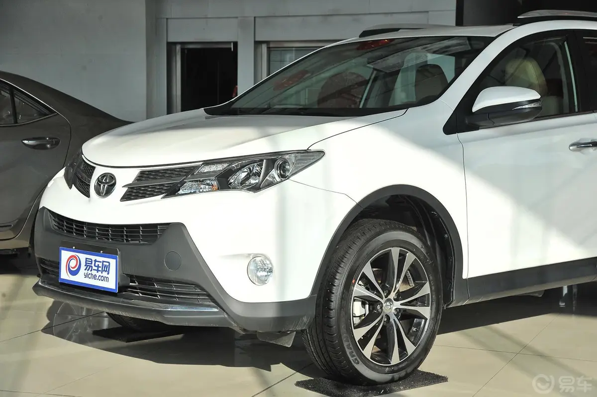 RAV4荣放2.5L 手自一体 豪华版车头局部