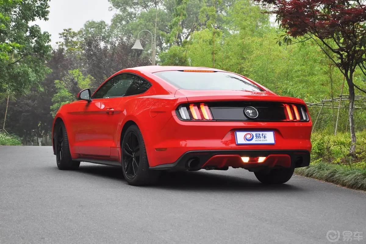 Mustang2.3L 手自一体 50周年纪念版侧后45度车头向左水平