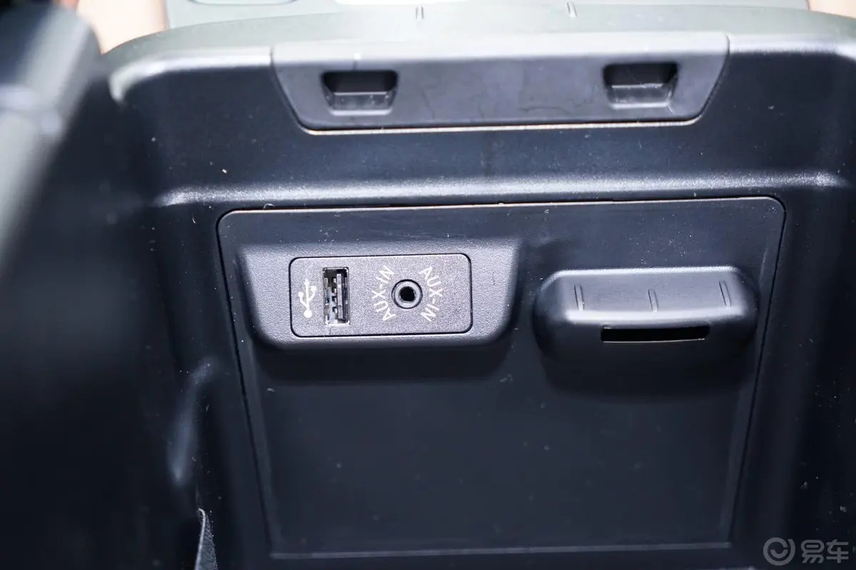 宝马X6xDrive35i 领先型AUX接口