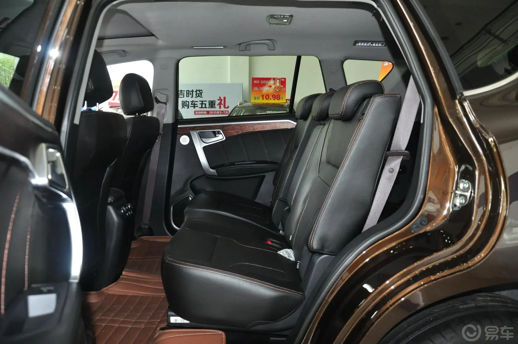 豪情SUV2.4L AT 两驱 尊贵型后排空间体验