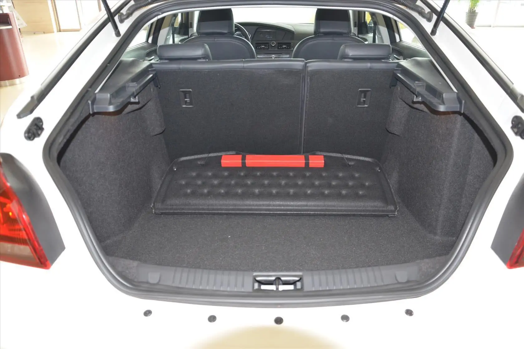 MG6掀背 90周年赛道冠军版 1.8T 自动 精英型行李箱空间