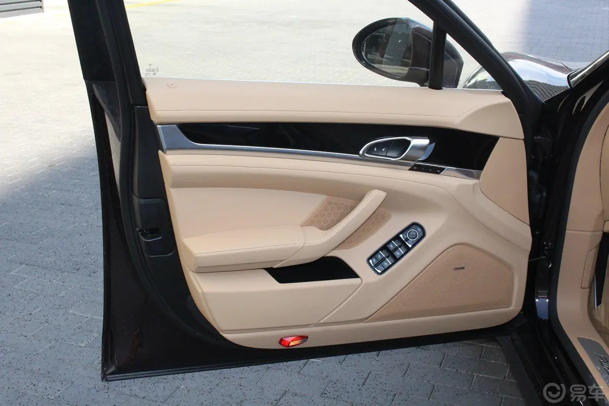 PanameraPanamera 4 Executive 3.0T驾驶员侧车门内门板