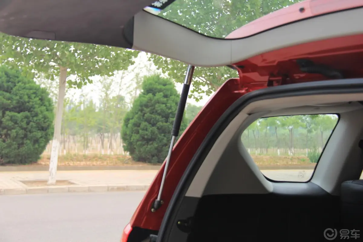 陆风X8探索版 2.0T 手动 四驱 超豪华型 汽油版行李厢支撑杆