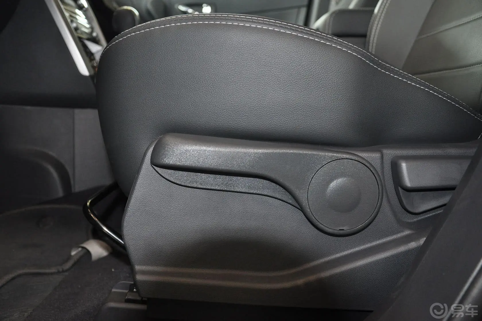 科雷傲(进口)2.0L 两驱 时尚版座椅调节键