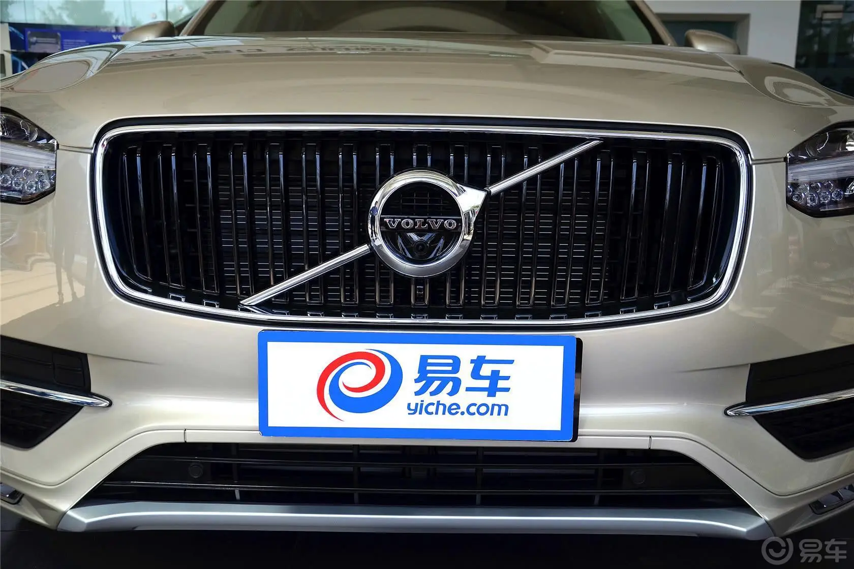 沃尔沃XC902.0T T6 智雅版 五座前格栅侧俯拍