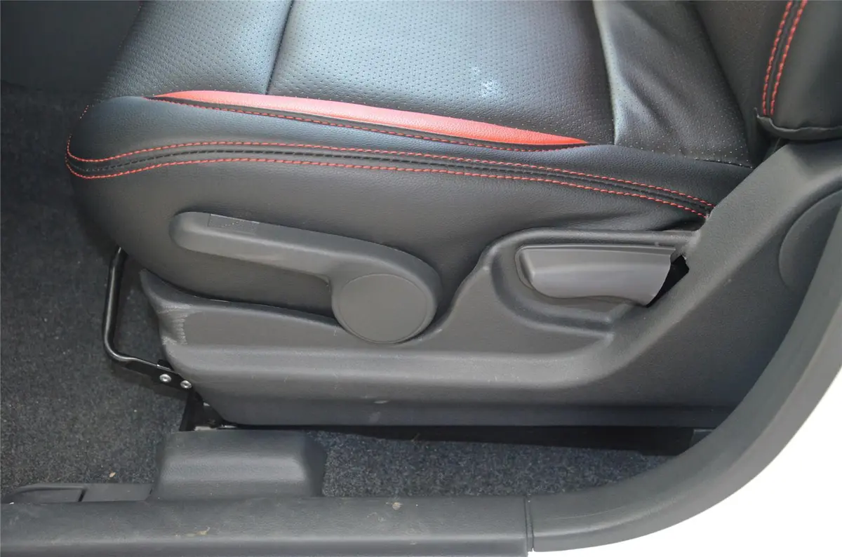 利亚纳A6两厢 1.4L 手动 畅想型座椅调节键