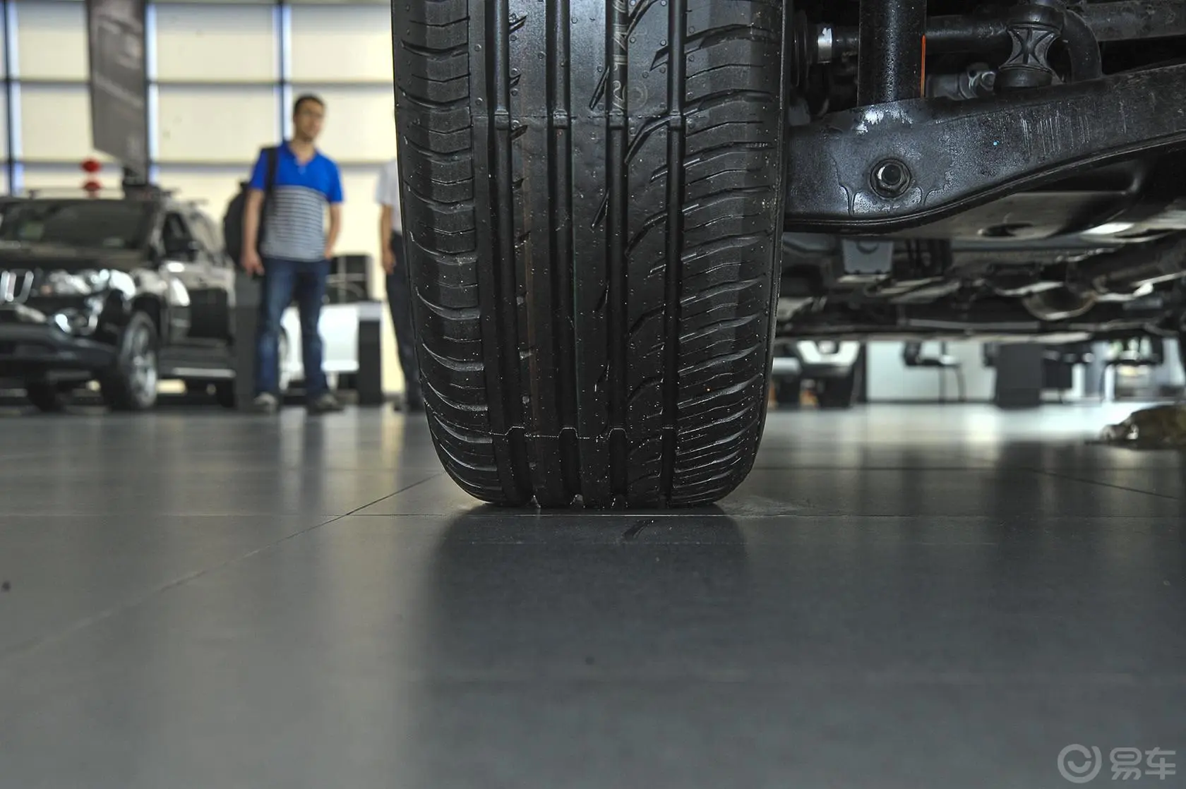 指南者(进口)2.4L 自动 运动版轮胎花纹