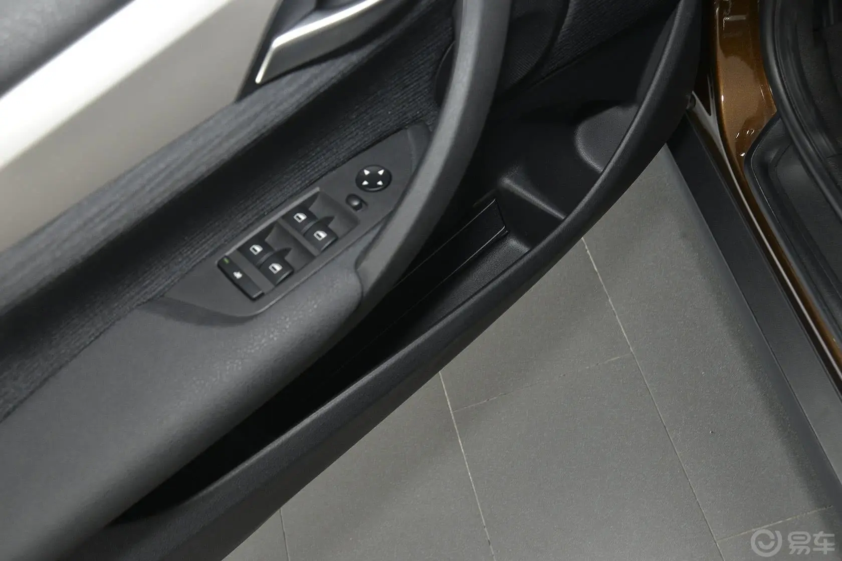 宝马X1sDrive18i 时尚型驾驶员门储物盒