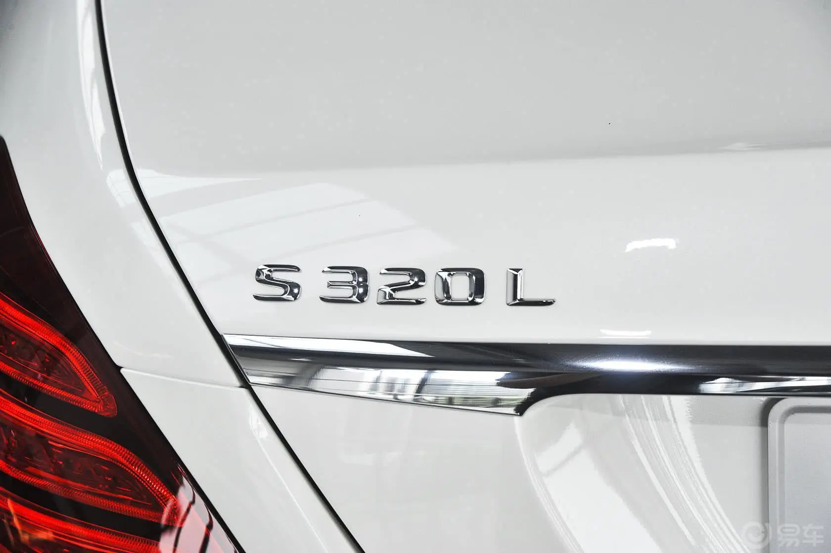 奔驰S级320L 商务型尾标