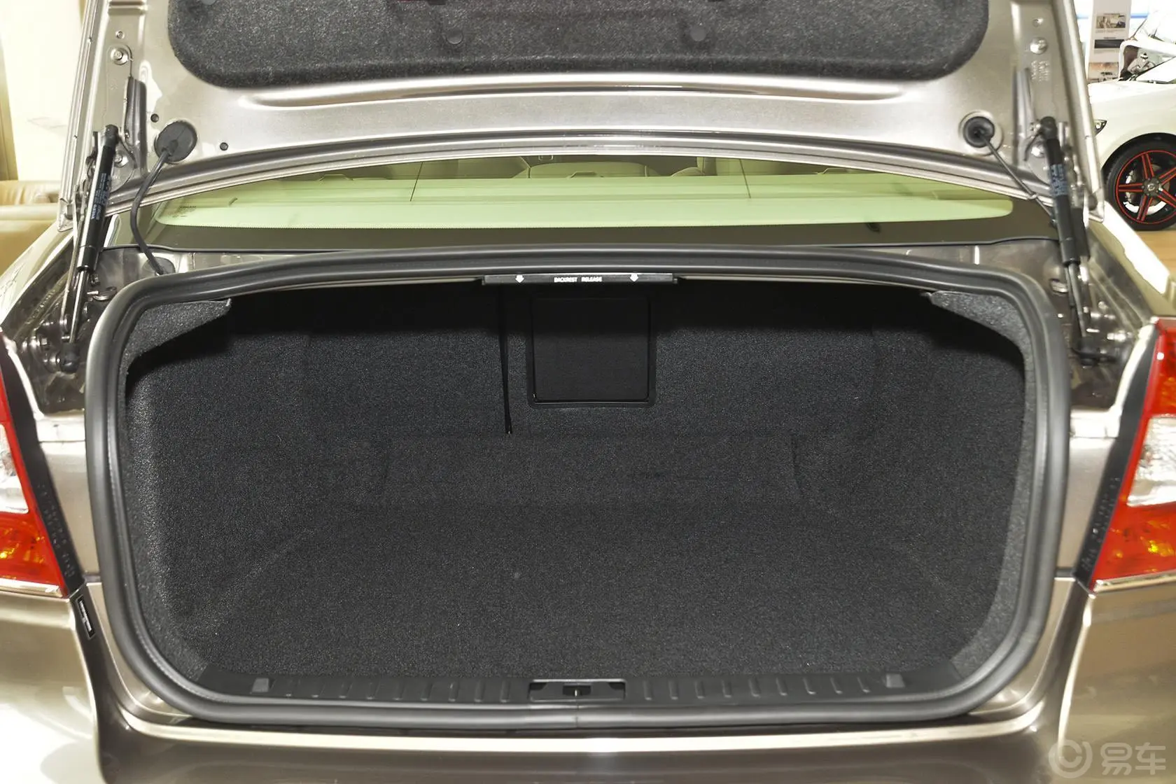 沃尔沃S80L2.0 T5 智雅版行李箱空间