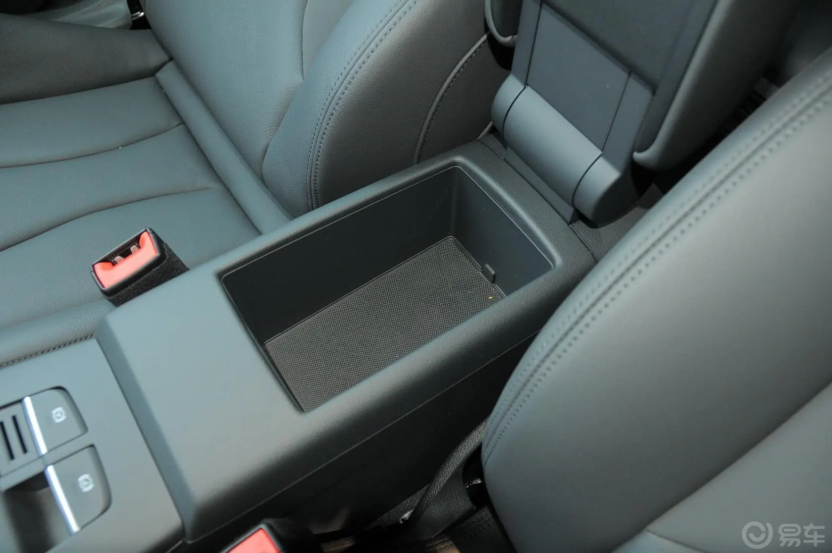 奥迪A3 插电混动(进口)Sportback e-tron 运动型前排中央扶手箱空间