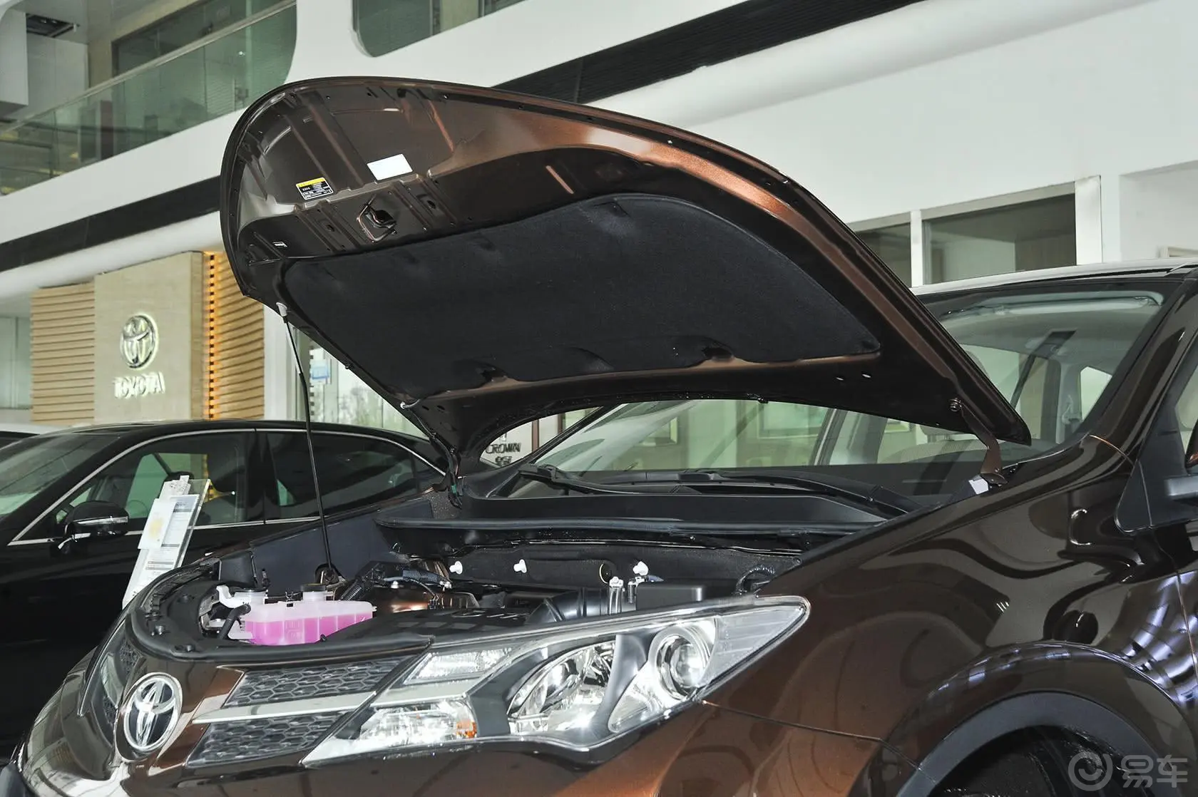 RAV4荣放2.0L 手动 都市版发动机盖开启