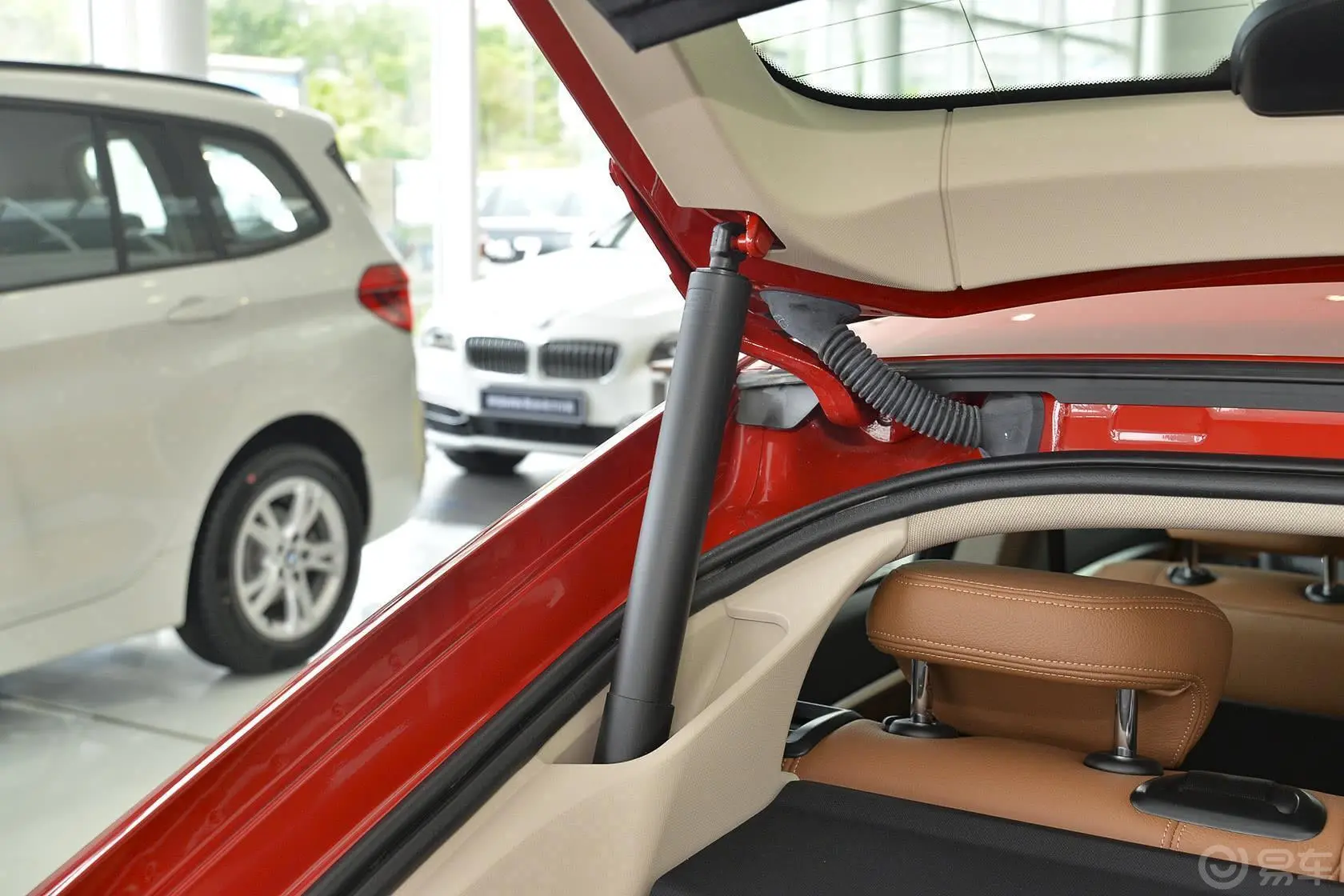 宝马4系四门轿跑车 420i 设计套装型行李厢支撑杆