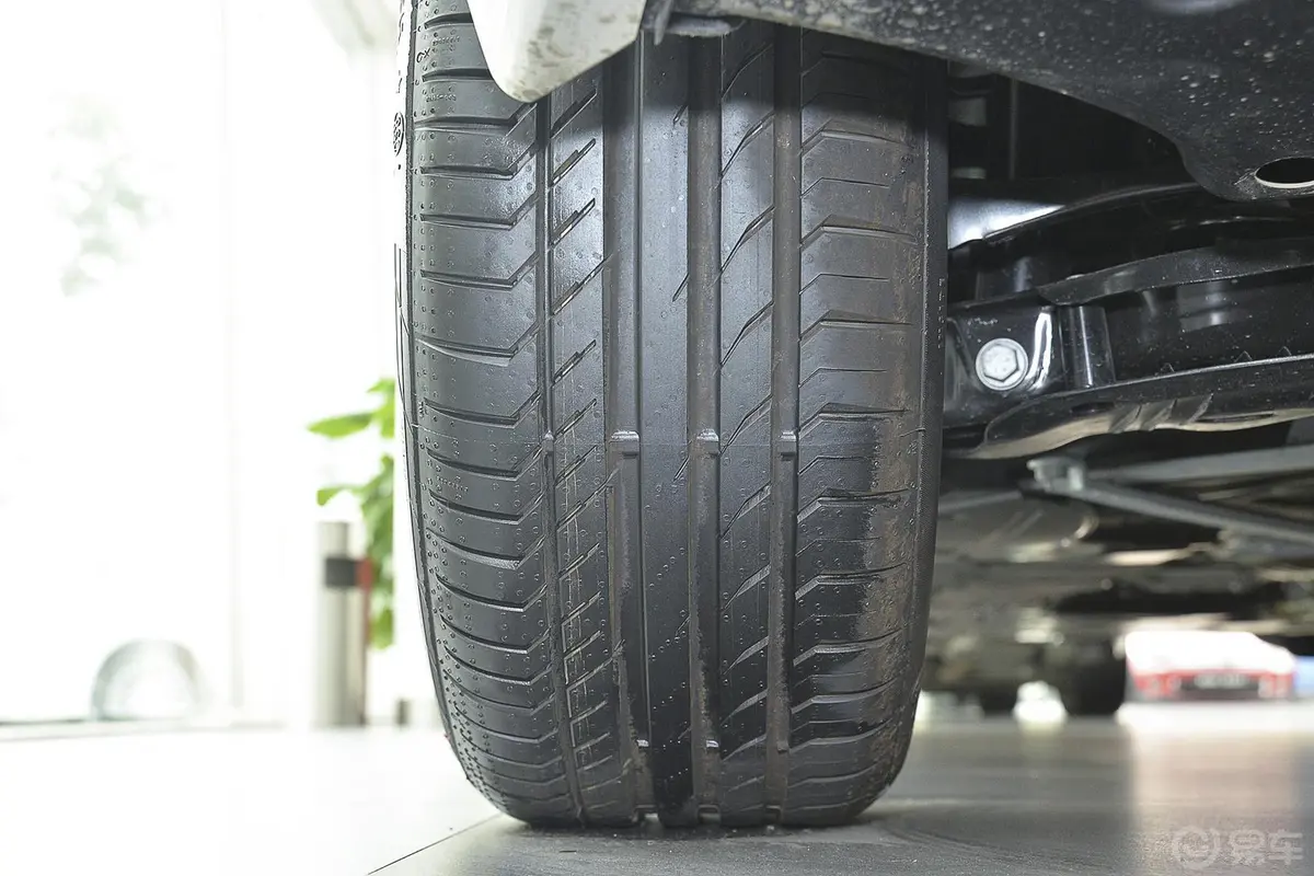 宝马3系GT320i 风尚设计套装轮胎花纹
