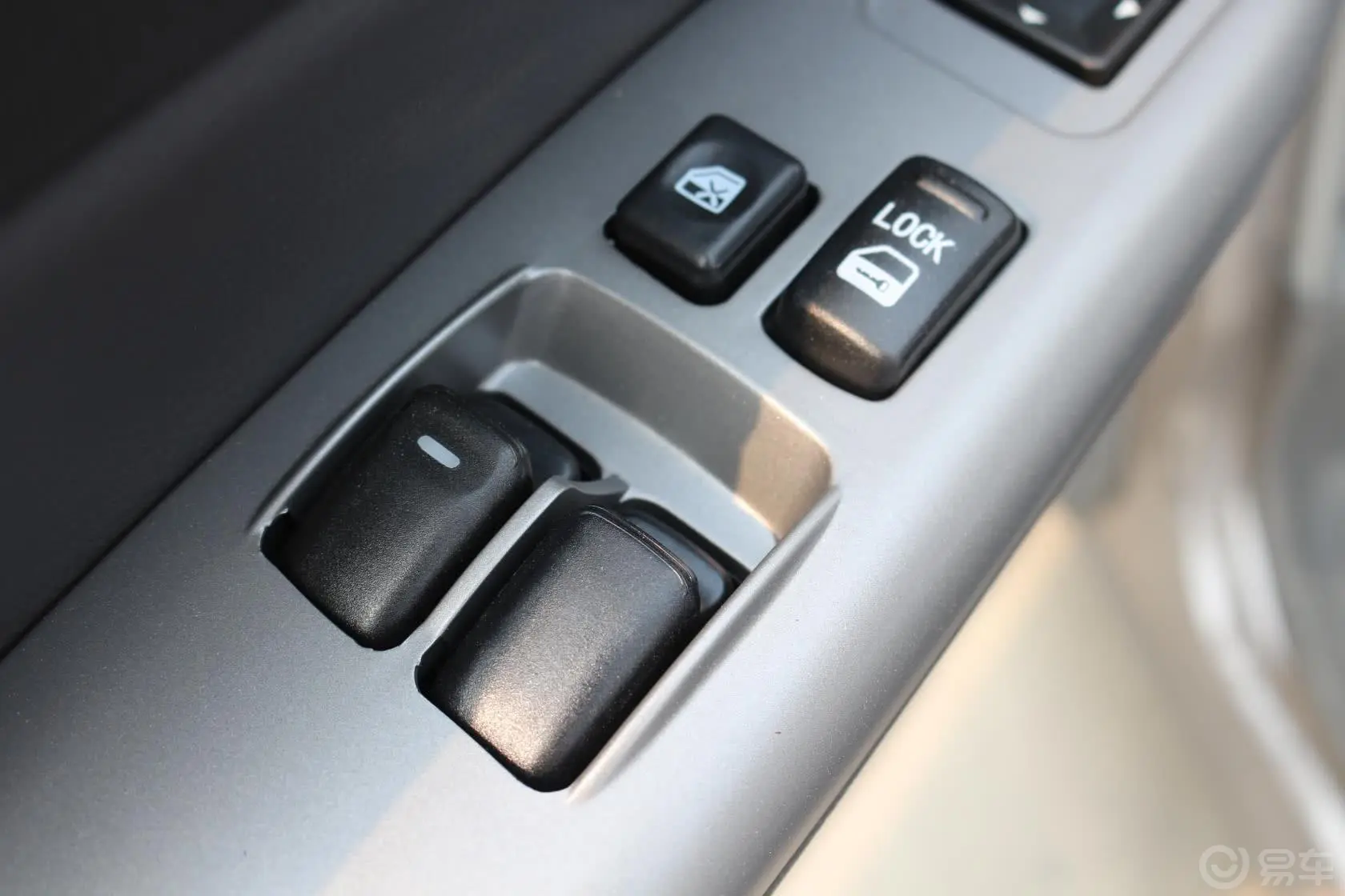 菱智M5-Q3系列 2.0L 手动 7座 豪华型 标准版车窗升降键