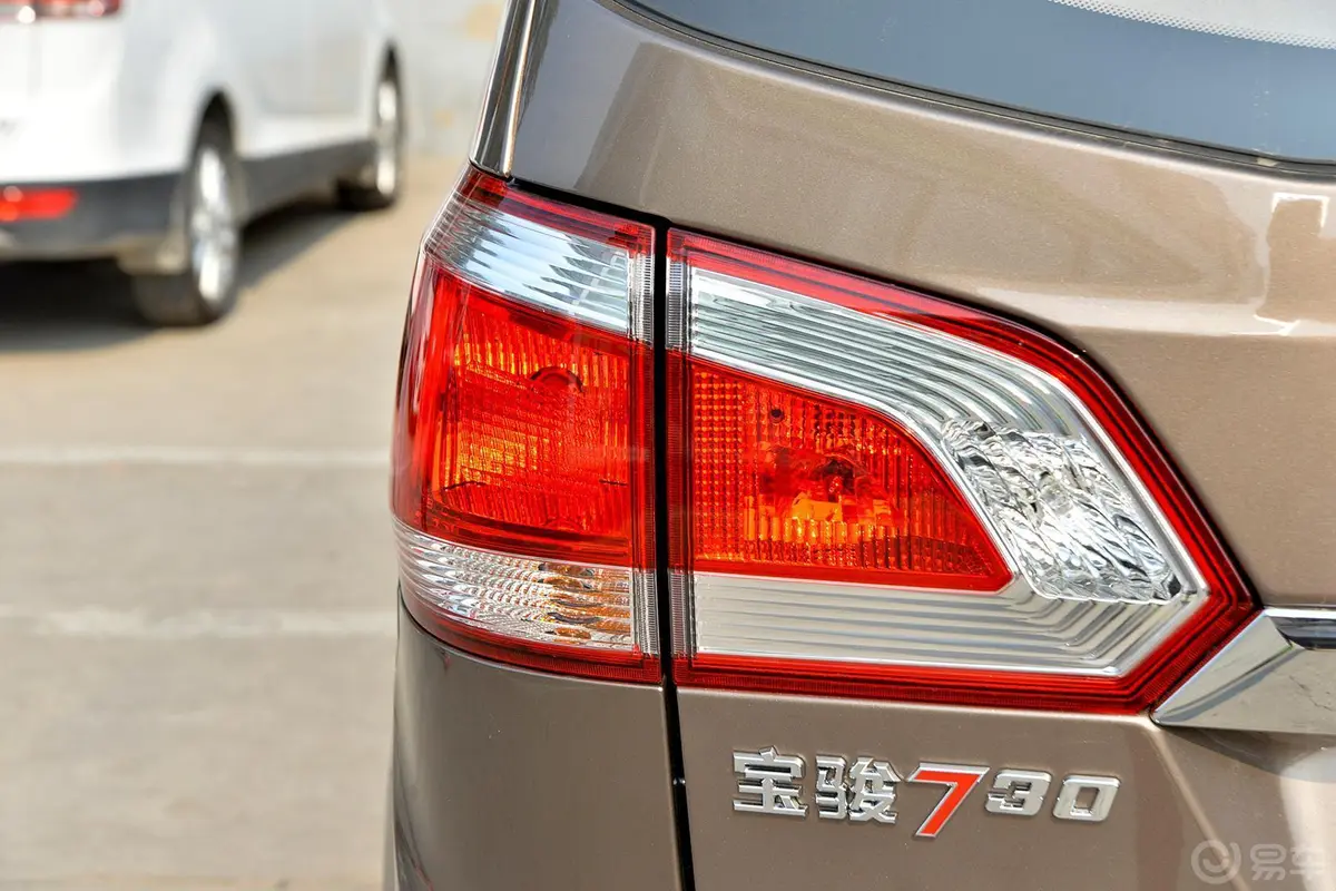 宝骏7301.8L 手动 豪华导航型 ESP版 7座外观