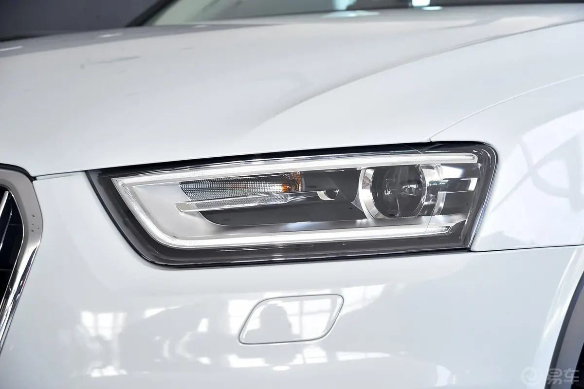 奥迪Q3(进口)40 TFSI quattro 越野型大灯侧45度俯拍