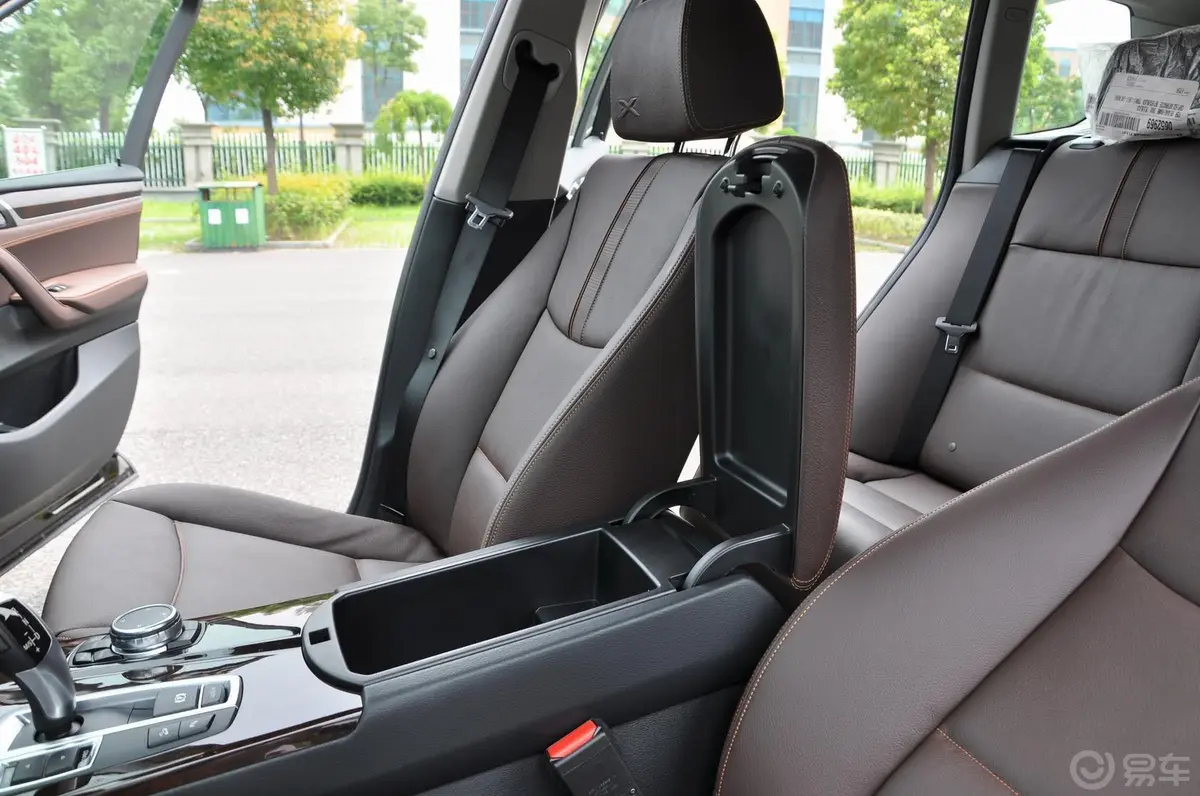 宝马X3(进口)xDrive20i X设计套装前排中央扶手箱空间