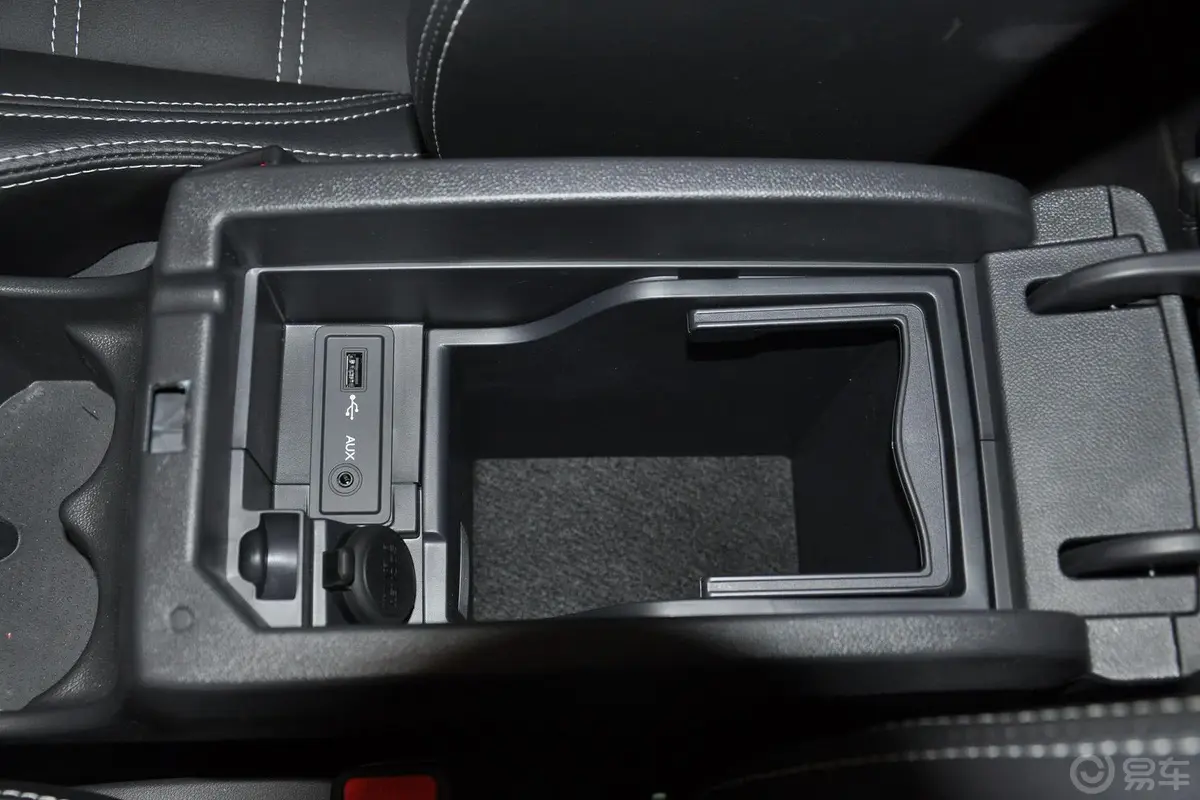 科雷傲(进口)2.5L 四驱 舒适版前排中央扶手箱空间