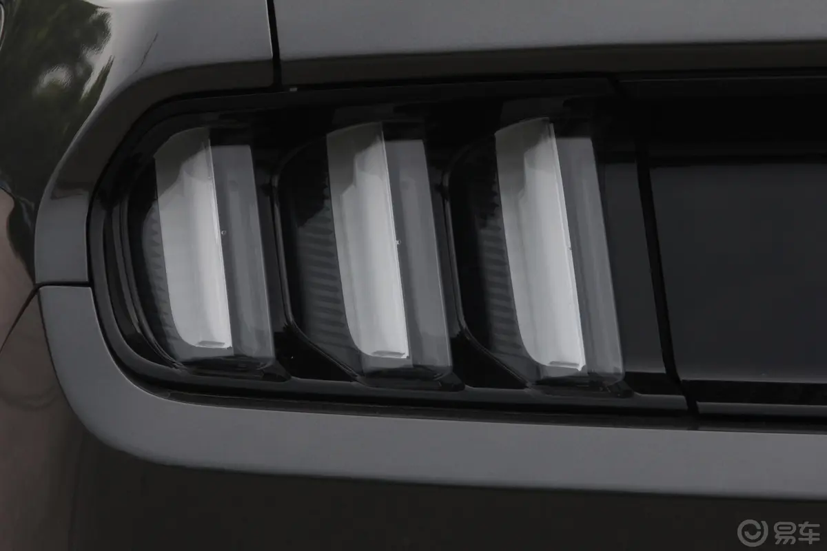Mustang5.0L GT 手自一体 性能版尾灯侧45度俯拍